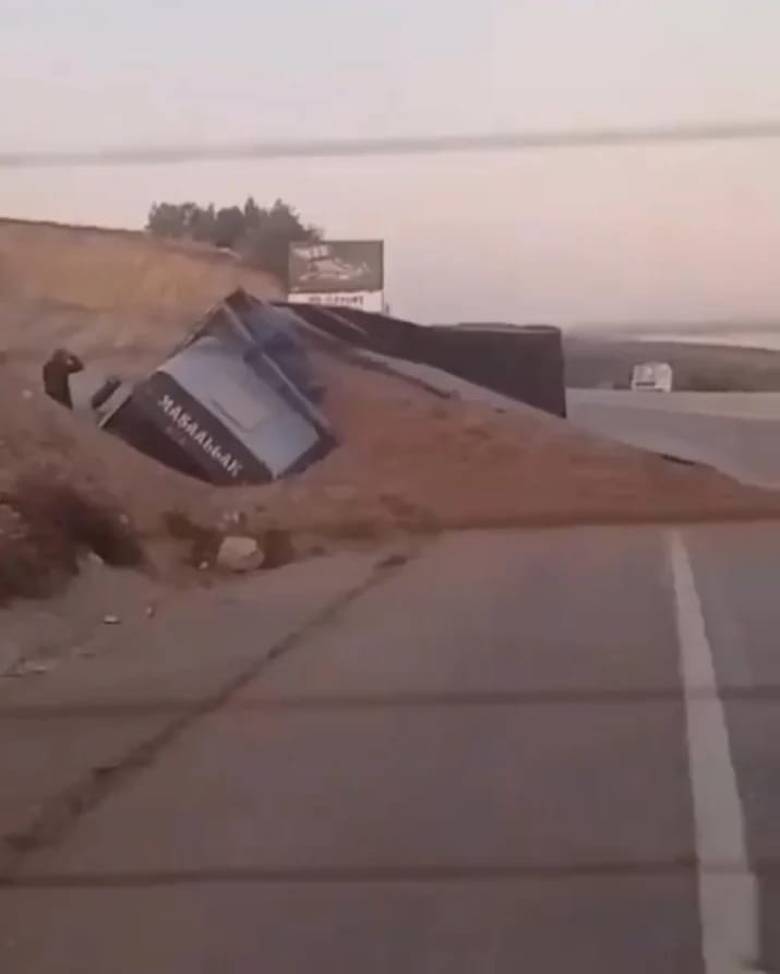 Freni Boşalan Kamyon Devrildi