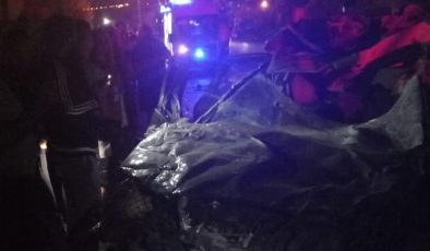 Hatay’ın Arsuz ilçesinde otomobille kamyonetin karıştığı kazada 3 kişi hayatını kaybetti, 1 kişi de yaralandı.