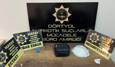 Hatay’ın Erzin ilçesinde durdurulan araçta uyuşturucu bulunduran 3 şüpheli gözaltına alındı.