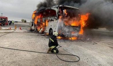 İzmir’den Hatay’a gelen yolcu otobüsü alev alev yandı.