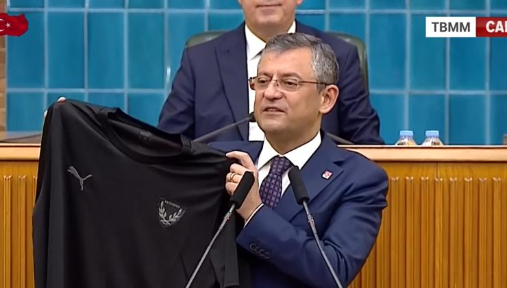 CHP Genel Başkanı Özgür Özel, partisinin ilk meclis toplantısına elinde Hatayspor formasıyla çıktı.   